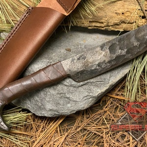 Cuchillo de caza vikingo con cabeza de cuervo y funda