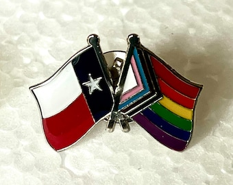 De "Rhinestone Cowboy" LGBTQ + POC Progress Pride dubbele regenboog en Texas State Flag pin-badge