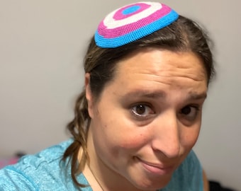 Trans Pride Kippah (keppeltje) viert ons wonderbaarlijke bestaan