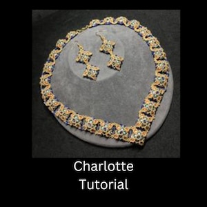 Könnte beinhalten: Eine goldene und blaue Perlenkette mit passenden Ohrringen. Die Kette ist eine zarte Kette mit einem sich wiederholenden Muster aus kleinen Quadraten. Die Ohrringe sind schlicht und hängen an kleinen goldenen Haken.