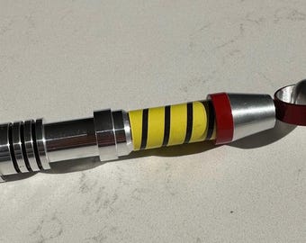 Multiherramienta de ciencia ficción estilo Pertwee, fabricada completamente en aluminio mecanizado.