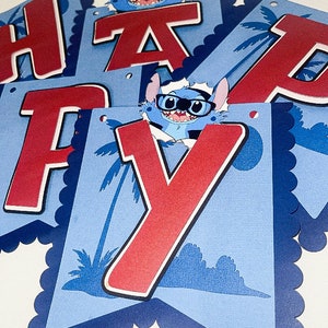 Może przedstawiać: Niebiesko-czerwona girlanda z napisem "HAPPY" w dużych czerwonych literach. Każda litera znajduje się na osobnym niebieskim flagu z białym falistym brzegiem. Postać z kresk&oacute;wki z niebieskim futrem, dużymi oczami i okularami przeciwsłonecznymi wygląda zza litery "Y".