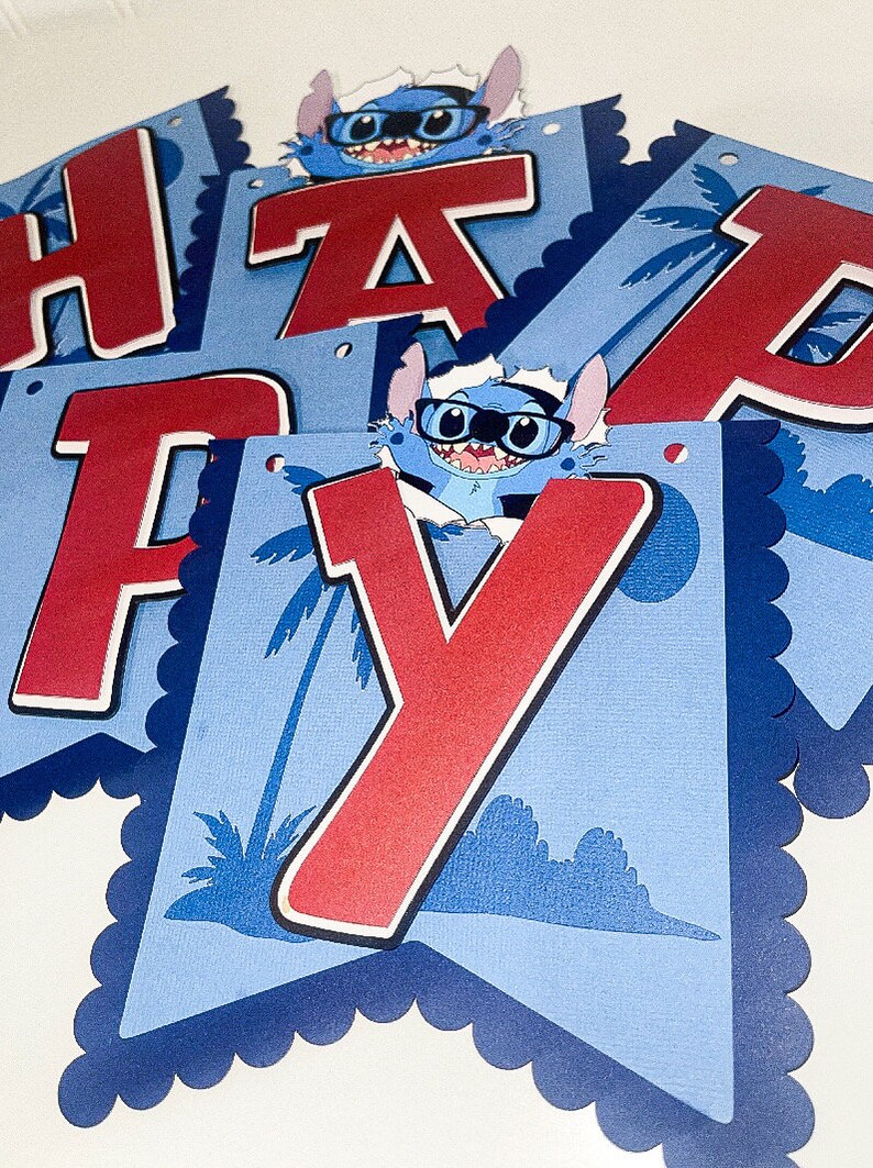 Może przedstawiać: Niebiesko-czerwona girlanda z napisem "HAPPY" w dużych czerwonych literach. Każda litera znajduje się na osobnym niebieskim flagu z białym falistym brzegiem. Postać z kresk&oacute;wki z niebieskim futrem, dużymi oczami i okularami przeciwsłonecznymi wygląda zza litery "Y".