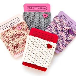 Funda de ganchillo para taza de café: Funda de punto para San Valentín con botón de madera.