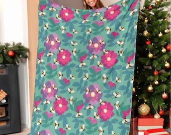 Personalized Bee and Floral Print Fleece Blanket: Ultra-Soft Throw
