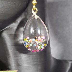 Boucles d&#39;oreilles pendantes confettis faites main