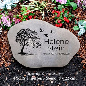 Könnte beinhalten: Ein glatter, hellgrauer Gedenkstein mit einer schwarzen Gravur eines Baumes und drei fliegenden Vögeln. Der Text lautet Helene Stein, *02.06.1934 †30.11.2023. Der Stein ist mit einem Hinweis auf eine Größe von 18 bis 22 cm versehen.