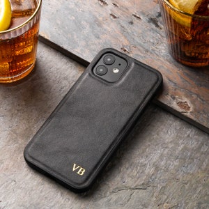 Custodia in pelle personalizzata per iPhone 16 - Cover in similpelle con incisione del nome - Custodia sottile e protettiva. Regalo per lui o per lei