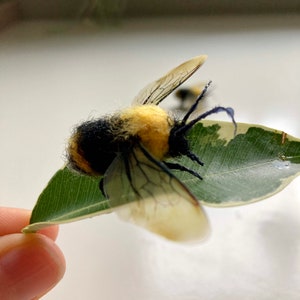 Felted Bumblebee Realistic Bee Spring Decoration Mothers Day Gift Felted Bee Gift for Her Felted Insect zdjęcie 10