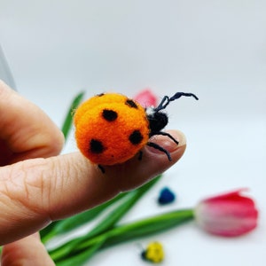 Joaninha de feltro agulhada Joaninha de feltro Joaninha realista Inseto de feltro Presente de dia das mães Ideia de presente Presente para ela Amuleto da sorte