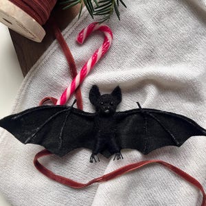 Adorno de murciélago de fieltro con aguja: decoración gótica de lana hecha a mano