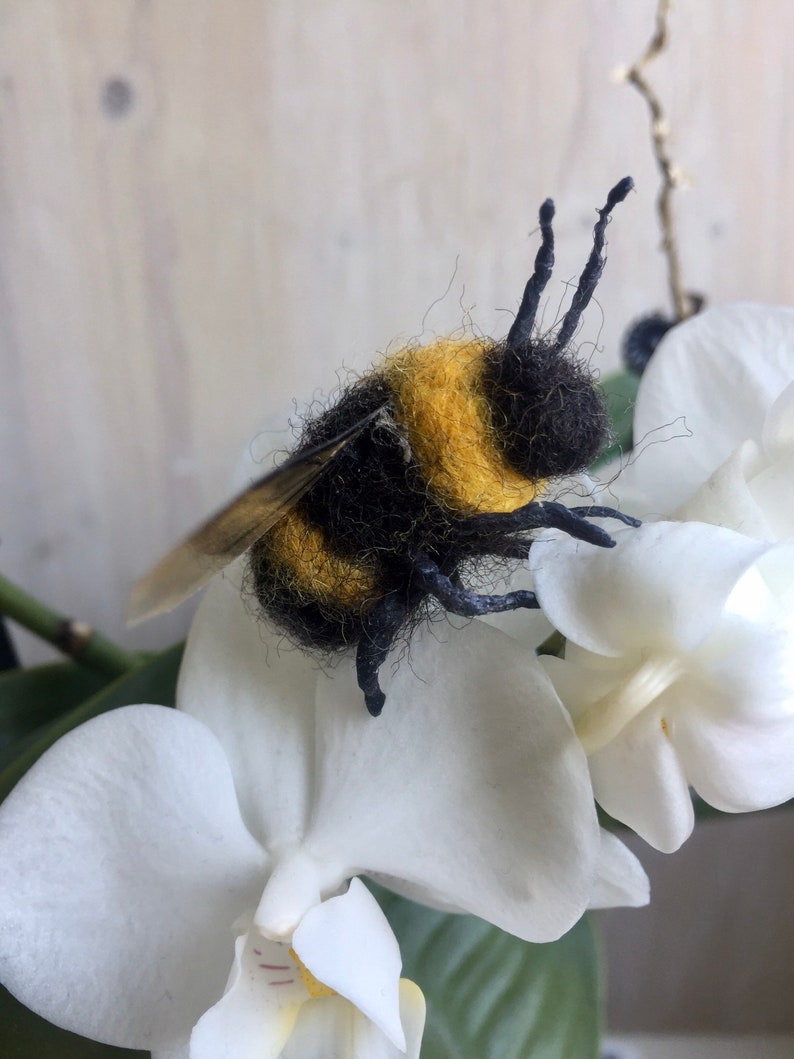 Felted Bumblebee Realistic Bee Spring Decoration Mothers Day Gift Felted Bee Gift for Her Felted Insect zdjęcie 8