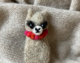 Felted Llama/Alpaca brooch. Woollen Jewellery, felted animal, Alpaca miniature, gift for her.