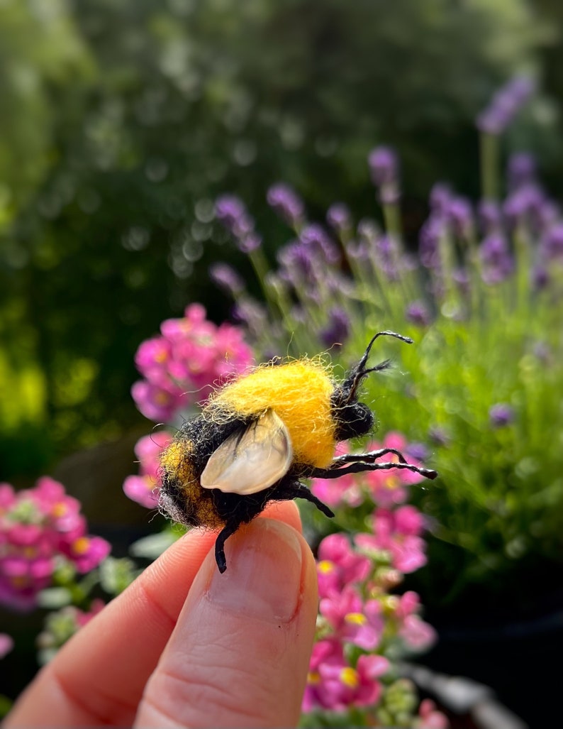 Felted Bumblebee Realistic Bee Spring Decoration Mothers Day Gift Felted Bee Gift for Her Felted Insect zdjęcie 7