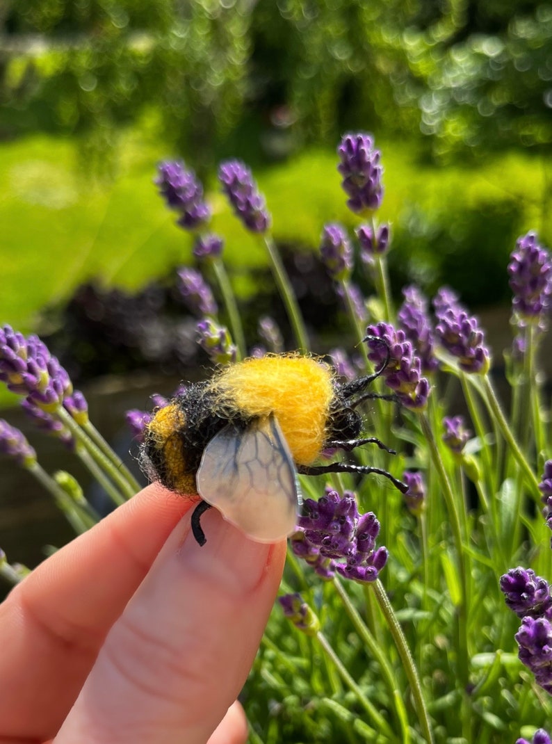 Felted Bumblebee Realistic Bee Spring Decoration Mothers Day Gift Felted Bee Gift for Her Felted Insect zdjęcie 2