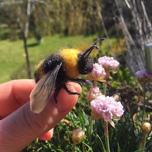 Felted Bumblebee Realistic Bee Spring Decoration Mothers Day Gift Felted Bee Gift for Her Felted Insect zdjęcie 1