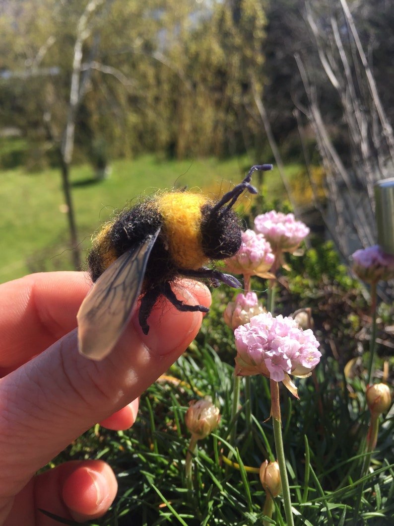 Felted Bumblebee Realistic Bee Spring Decoration Mothers Day Gift Felted Bee Gift for Her Felted Insect zdjęcie 1