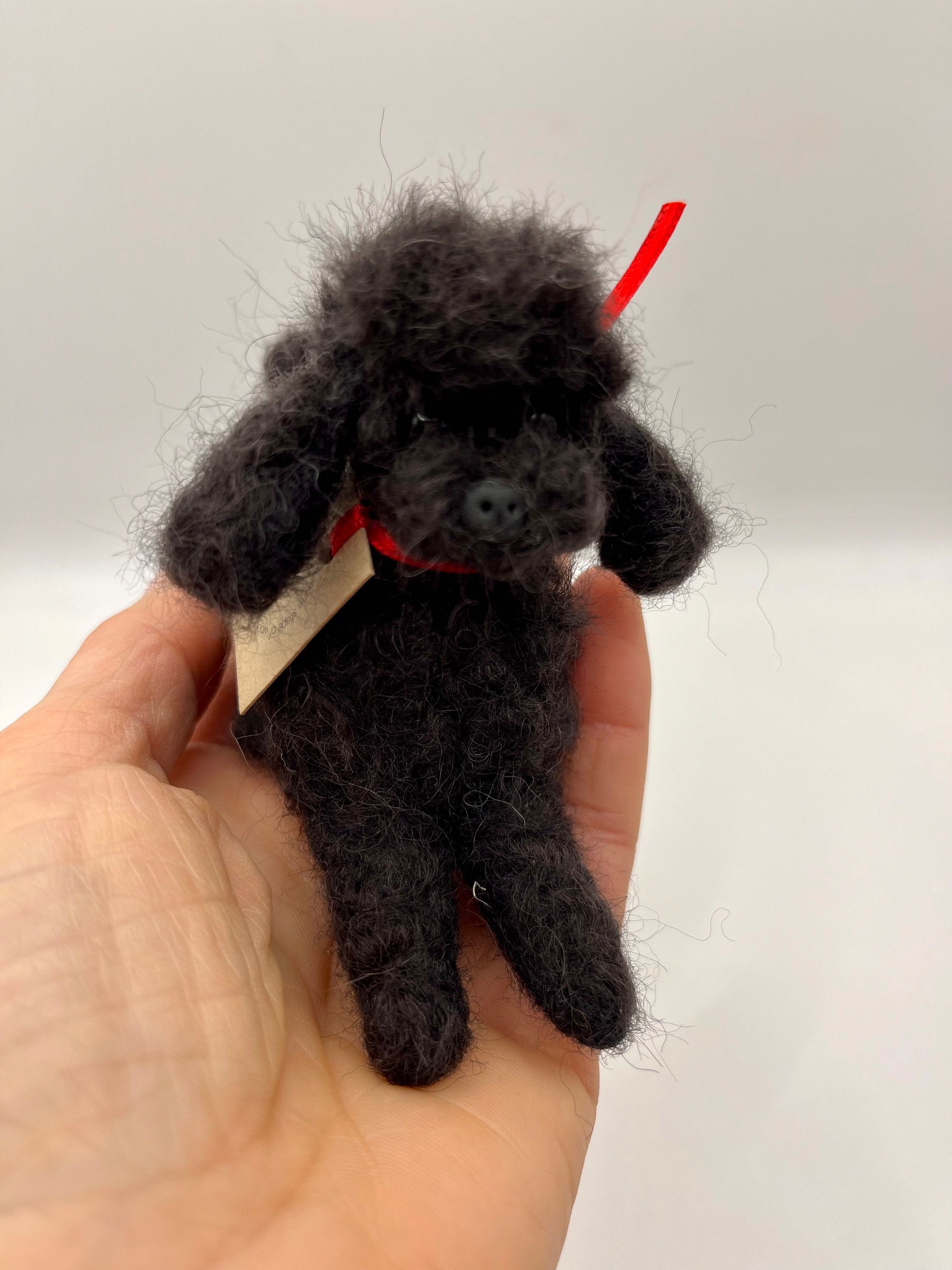ニードルフェルトのミニチュアブラックプードル：手作りウールおもちゃ 
