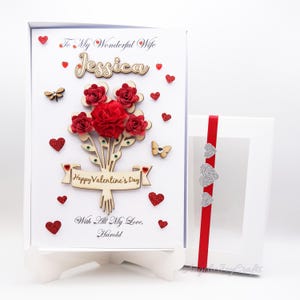 Handgefertigte personalisierte 3D-Karte mit Holzblumen und jedem eingravierten Namen mit Geschenkbox Valentinstag Geburtstag Muttertag