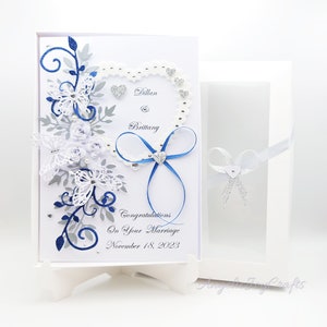 Handgemachte personalisierte 3D-Hochzeitskarte / Jubiläumskarte / Verlobungskarte blau mit GESCHENKBOX