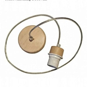 Pode incluir: Uma luminária pendente de madeira com acabamento em madeira natural. A luminária inclui uma placa de teto redonda de madeira, um soquete de lâmpada e um fio prateado. O texto "Lamps Only Wood" e "Pracownia Lamp z Drewna" são visíveis.