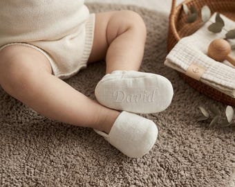 Personalizowane buty do chrztu, białe kapcie, lniane buty ślubne