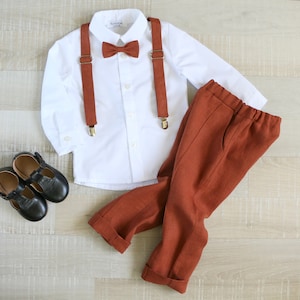 Conjunto de lino color óxido quemado para niño: camisa, pantalones, pajarita y tirantes.
