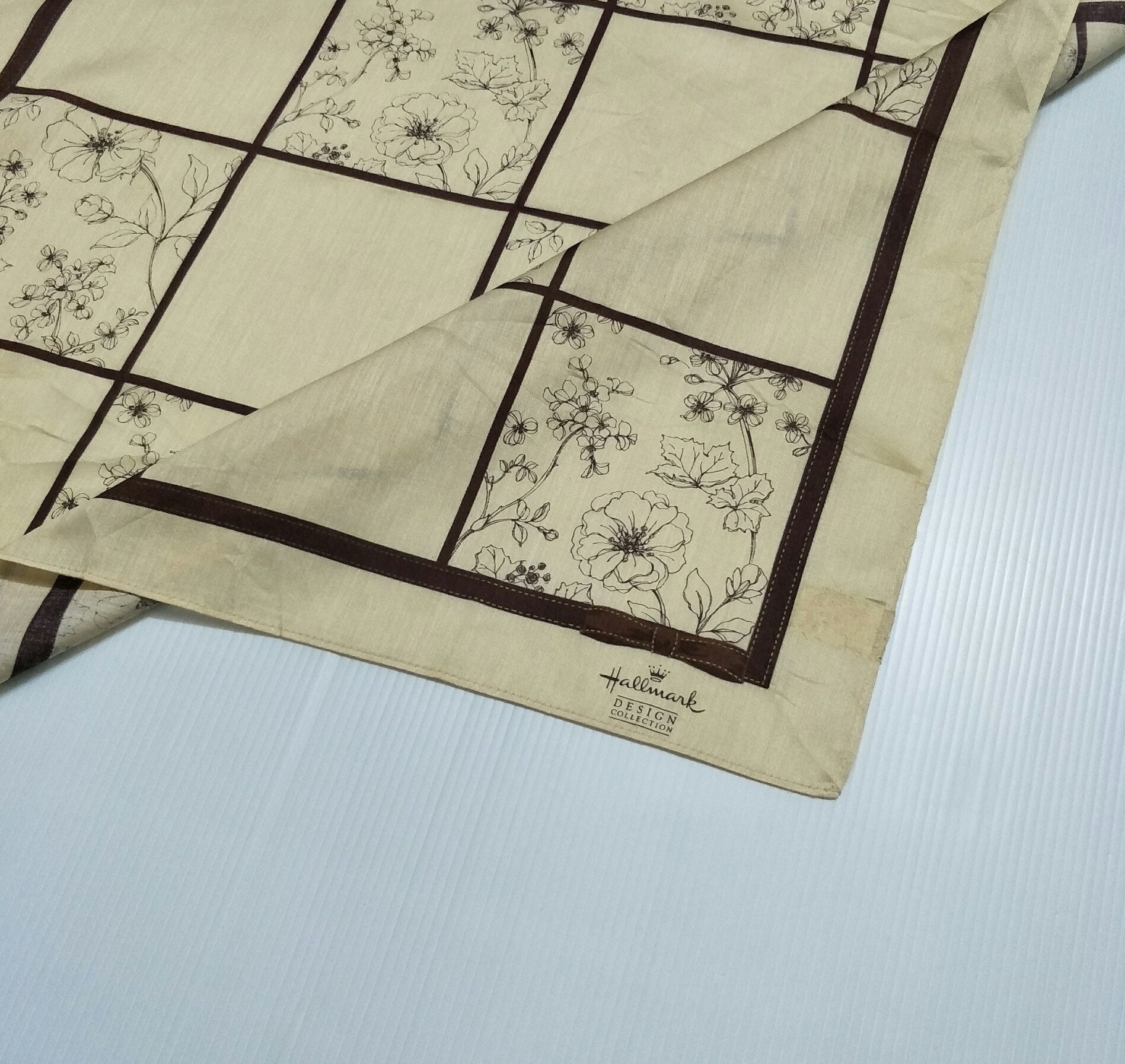 Hallmark Design Collection Floral motive luxury cotton 80s 90s Vintage handkerchief 18.5 x 18.5 Inches Brown bandana pocketsquare scarf