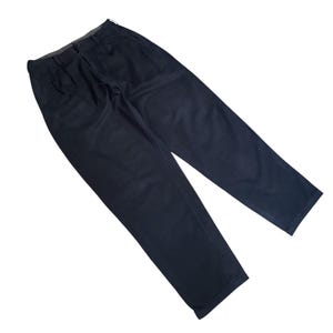 Puede incluir: Pantalones azul marino oscuro con un corte cl&aacute;sico y relajado. Estos pantalones tienen cierre de bot&oacute;n y cremallera, trabillas para el cintur&oacute;n y pinzas delanteras. La tela parece ser un material duradero y de peso medio.