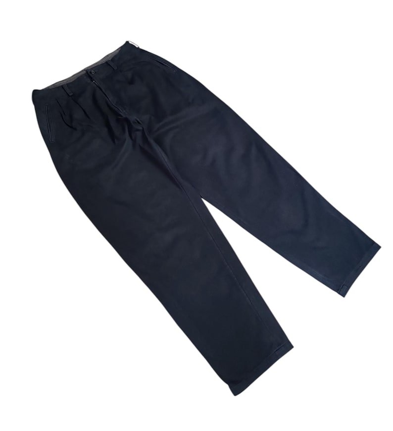 Puede incluir: Pantalones azul marino oscuro con un corte cl&aacute;sico y relajado. Estos pantalones tienen cierre de bot&oacute;n y cremallera, trabillas para el cintur&oacute;n y pinzas delanteras. La tela parece ser un material duradero y de peso medio.