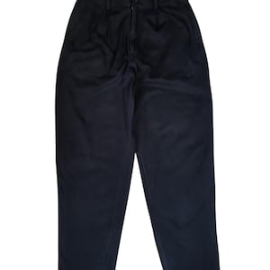 Puede incluir: Pantalones azul marino oscuro con un dise&ntilde;o cl&aacute;sico. Los pantalones tienen cierre de bot&oacute;n y cremallera, trabillas para el cintur&oacute;n y bolsillos delanteros. La tela parece ser un material de peso medio, adecuado para diversas ocasiones.