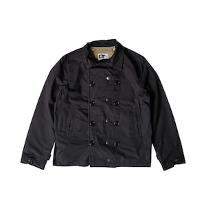 Puede incluir: Chaqueta negra de doble botonadura con cuello y varios botones negros. La chaqueta tiene dos bolsillos delanteros y un forro de color beige visible en el cuello. La chaqueta es de peso medio y adecuada para climas más fríos.