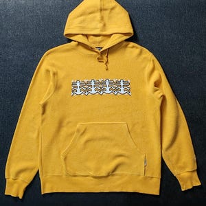 Felpa con cappuccio in pile vintage Keith Haring taglia media Maglione giallo classico con dipinto Pop Art di Keith Haring