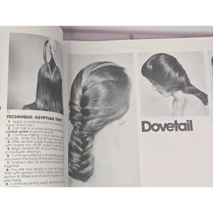以下が含まれることがあります： ヴィンテージのヘアスタイリングガイドからの白黒画像。ページには、「Egyptian Twist」のヘアスタイルのステップバイステップの説明が、図とテキストで表示されています。「Dovetail」という単語も表示されています。