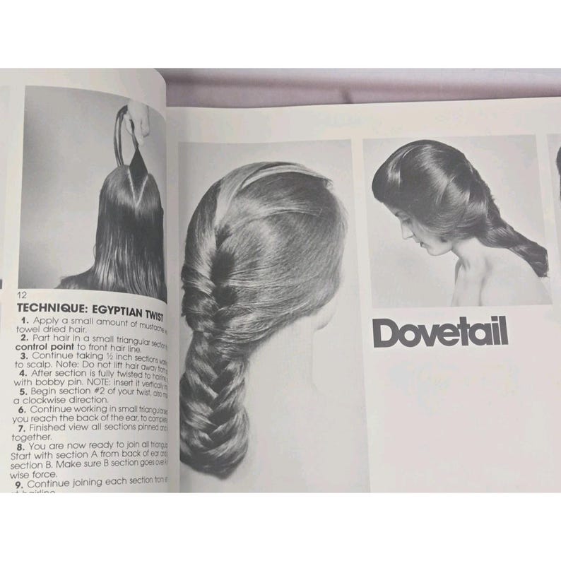 以下が含まれることがあります： ヴィンテージのヘアスタイリングガイドからの白黒画像。ページには、「Egyptian Twist」のヘアスタイルのステップバイステップの説明が、図とテキストで表示されています。「Dovetail」という単語も表示されています。