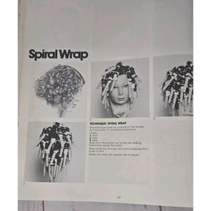 以下が含まれることがあります： 「Spiral Wrap」というタイトルのヴィンテージヘアスタイリングガイドのページ。ページには、スパイラルラップ技術を示す白黒画像が掲載されており、髪にロッドが付いたマネキンも含まれています。テキストはプロセスを説明しています。