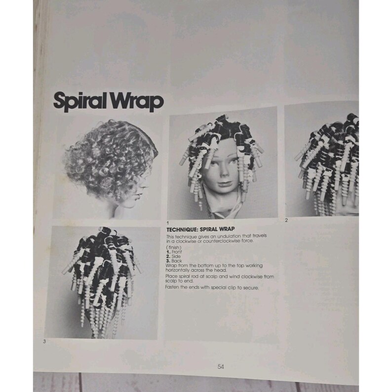 以下が含まれることがあります： 「Spiral Wrap」というタイトルのヴィンテージヘアスタイリングガイドのページ。ページには、スパイラルラップ技術を示す白黒画像が掲載されており、髪にロッドが付いたマネキンも含まれています。テキストはプロセスを説明しています。