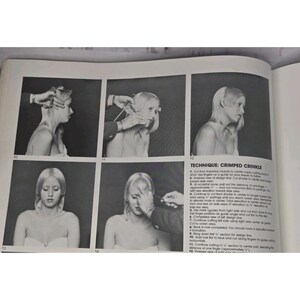 以下が含まれることがあります： 美容教科書からの白黒画像で、「Crimped Crinkle」テクニックを説明しています。画像は女性の髪をスタイリングしている様子を示しており、手順を説明するテキストが添えられています。ページは開かれており、複数の手順が表示されています。