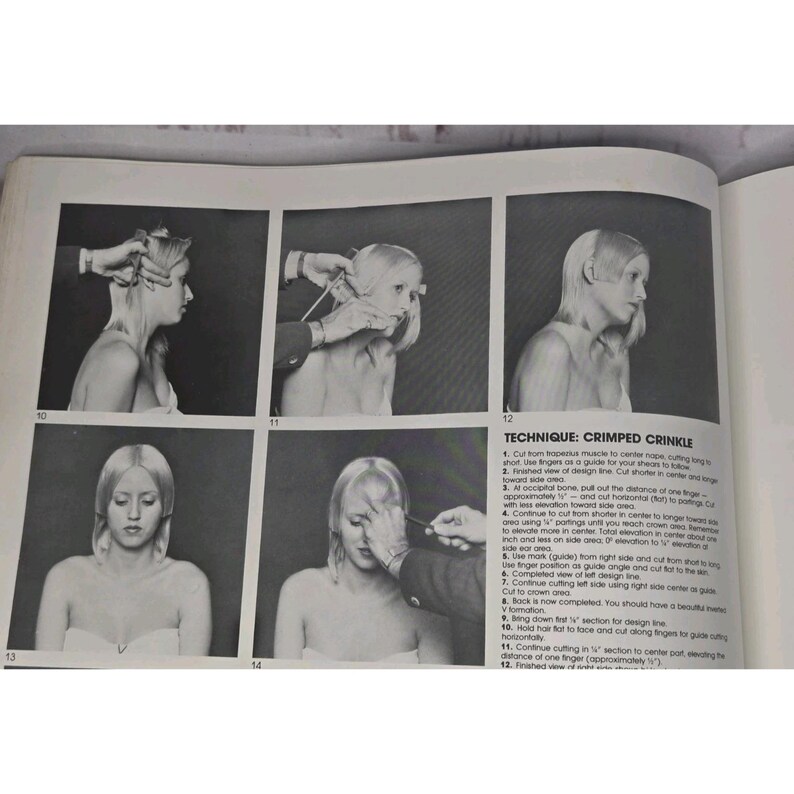 以下が含まれることがあります： 美容教科書からの白黒画像で、「Crimped Crinkle」テクニックを説明しています。画像は女性の髪をスタイリングしている様子を示しており、手順を説明するテキストが添えられています。ページは開かれており、複数の手順が表示されています。