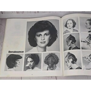 以下が含まれることがあります： ヴィンテージのヘアスタイリングブックの白黒ページ。「Renaissance」の文字が印刷されています。ページには、ブーファンやアップスタイルなど、さまざまなヘアスタイルをした女性の画像が複数掲載されています。