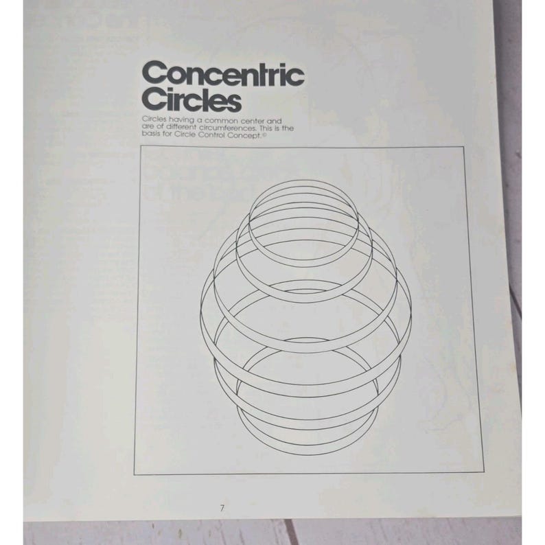 以下が含まれることがあります： 太字の黒いフォントで「Concentric Circles」というタイトルが書かれた本のページ。タイトルの下には、3次元の形状を作成するいくつかの同心円の図があります。テキストは、その概念を説明しています。