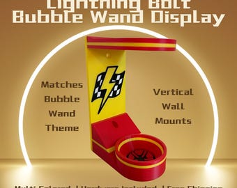 Puede incluir: Un expositor de varita de burbujas Lightning Bolt multicolor. La pantalla es amarilla y roja, con un gráfico de rayo. El texto en la pantalla dice "Matches Bubble Wand Theme" y "Vertical Wall Mounts."