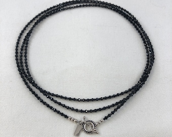 Collar largo de cuentas de espinela negra