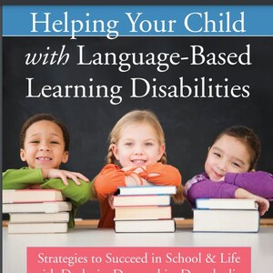 Puede incluir: Portada de libro con el título "Helping Your Child with Language-Based Learning Disabilities". La portada presenta a tres niños de diferentes etnias sonriendo y sosteniendo pilas de libros. El subtítulo dice "Strategies to Succeed in School & Life with Dyslexia, Dysgraphia, Dyscalculia, ADHD & Processing Disorders". El autor es Daniel Franklin, PhD, con un prólogo de Louis Cozolino, PhD.
