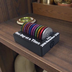 パーソナライズされた回復トークンディスプレイ - チップ - パーソナライズされた平静の祈りの回復チップホルダー - AAディスプレイ - 禁酒 - 装飾品 - コイン