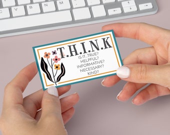 Peut inclure: Une carte blanche avec une bordure turquoise et un motif floral dans le coin supérieur gauche. La carte dit "T.H.I.N.K." en grandes lettres noires, puis énumère les questions suivantes : "Est-ce que c'est... Vrai ? Utile ? Informatif ? Nécessaire ? Gentil ?"