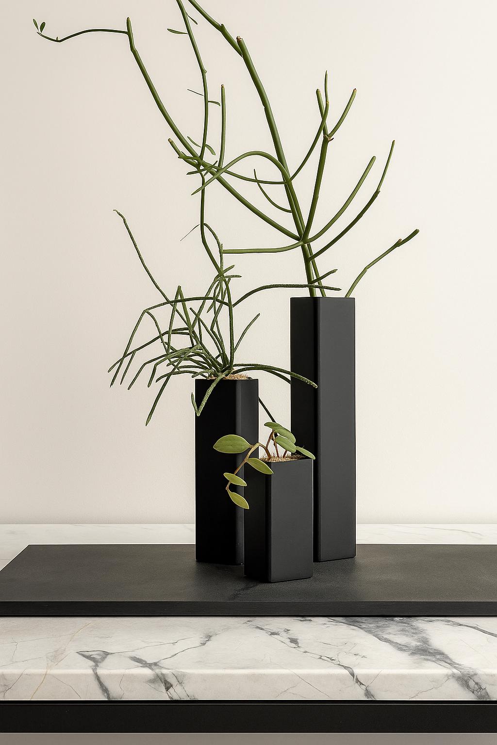 Schmale hohe vase