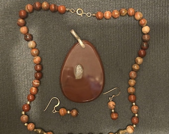 Smyckeset med vintagekarneol och agat | Halsband med stenpärlor på 40 cm, 6,5 cm droppformad hänge (infattning 0,925) och matchande örhängen