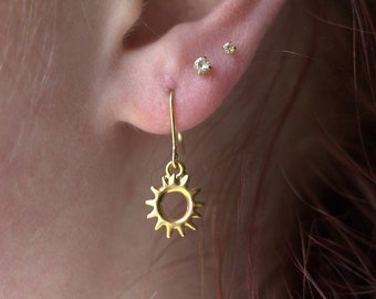 Pendientes colgantes de encanto de sol chapados en oro / Pendientes de gancho de sol de oro / Encanto de sol radiante chapado en oro TierraCast