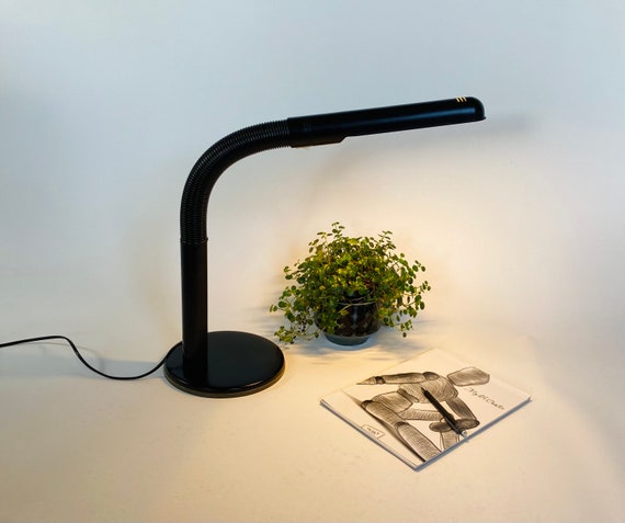 Bella lampada da scrivania minimalista di Lyskaer. Lampada da